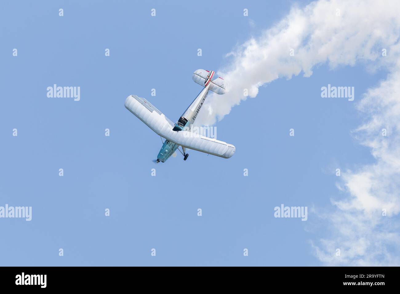 Bücher Jungmann G-BSAJ mit dem Farbschema der Olympischen Spiele 1936, in der Luft auf der Around the World Airshow am 4. Juni 2023 in Shuttleworth. Stockfoto