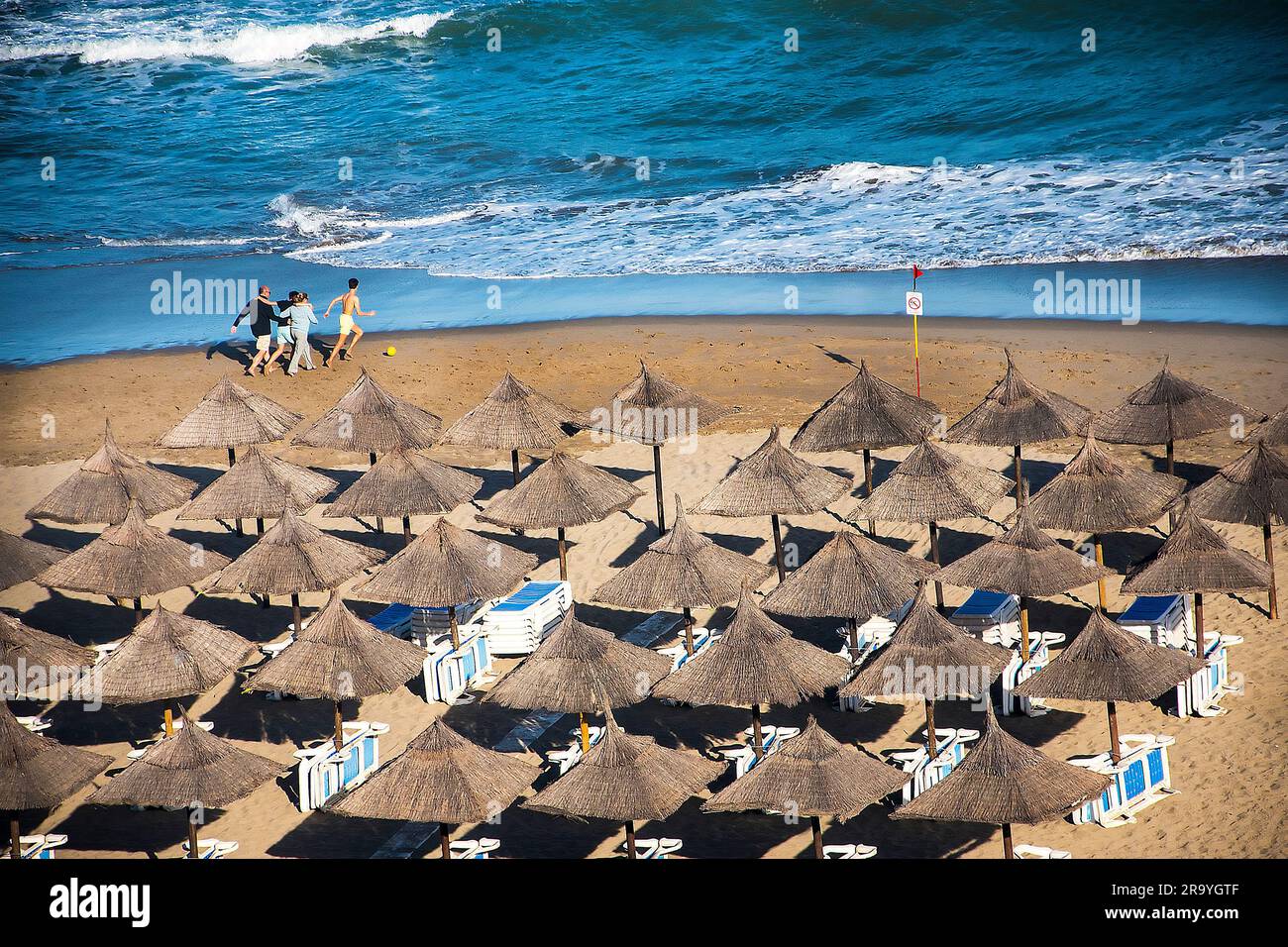 Raues Meer in Fuengirola auf der Cpsta del Sol in Spanien Stockfoto