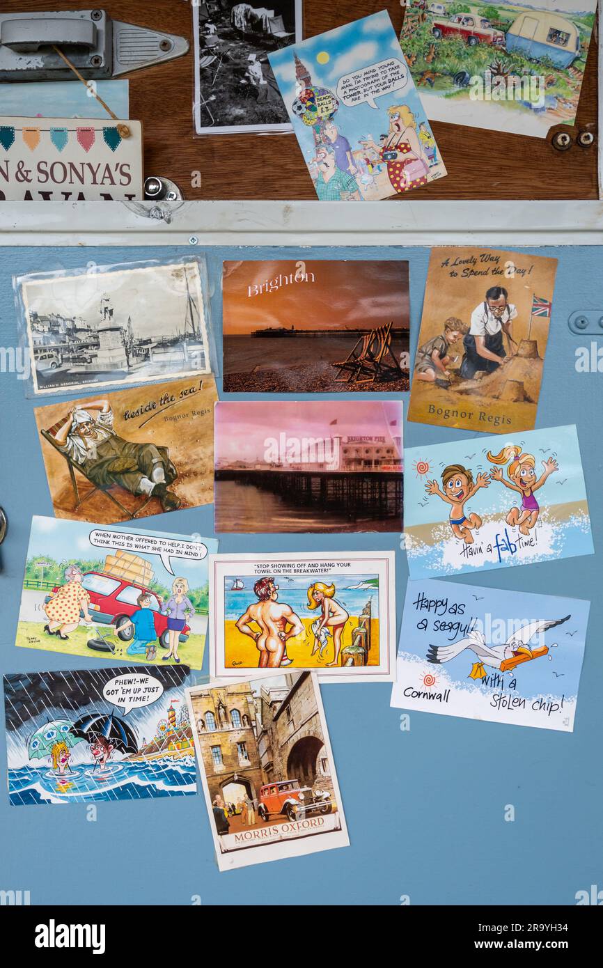 Alte Postkarten am Meer, schmutzige Postkarten auf einem Brett, England, Großbritannien Stockfoto