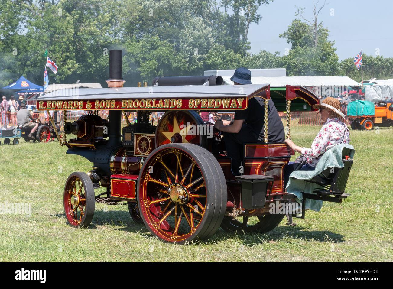 Dene Rally Steam and Vintage Show, 10. Jahrestag der Rallye im Juni 2023, Hampshire, England, Großbritannien. Dampflokomotiven in der Arena. Stockfoto