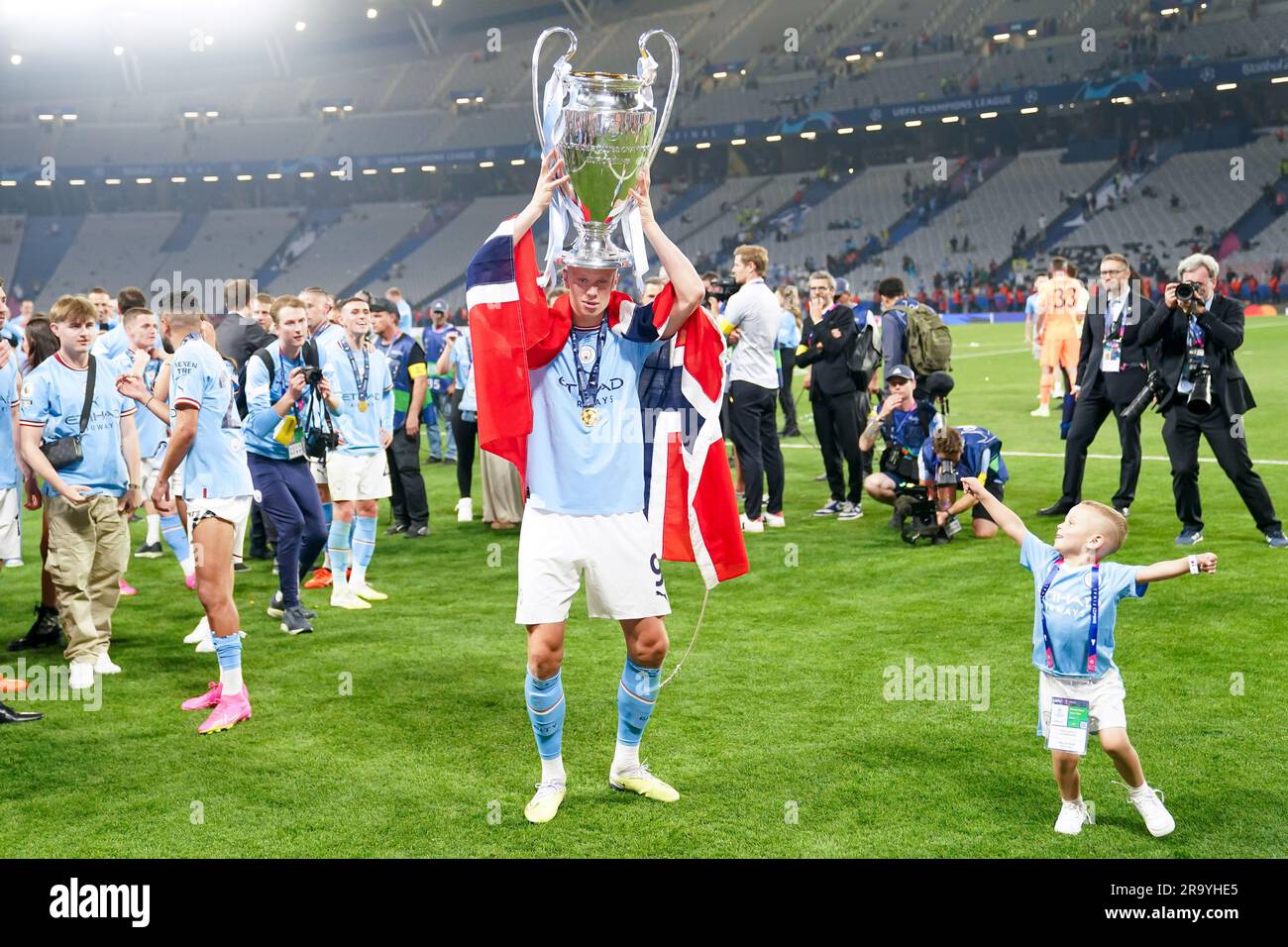 Istanbul, Türkei. 10. Juni 2023. Erling Haaland (9 Manchester City) feiert seinen Sieg und posiert mit der UCL-Trophäe nach dem UEFA Champions League-Finale zwischen dem FC Manchester City und dem FC Internazionale im Atatürk Olympiastadion in Istanbul, Türkei. (Daniela Porcelli/SPP) Kredit: SPP Sport Press Photo. Alamy Live News Stockfoto