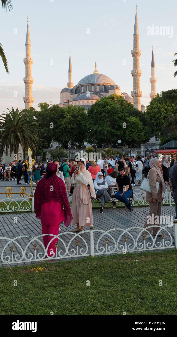 Touristen machen ein Foto in den Gärten mit der Sultan-Ahmed-Moschee aka Blaue Moschee Sultanahmet Viertel, Istanbul, Türkei Stockfoto