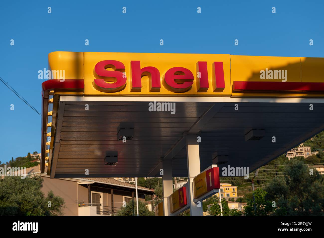 Die Insel Lefkada. Griechenland - 06.13.2023. Der Firmenname des amerikanischen Ölgroßteils Shell an einer seiner Tankstellen. Stockfoto