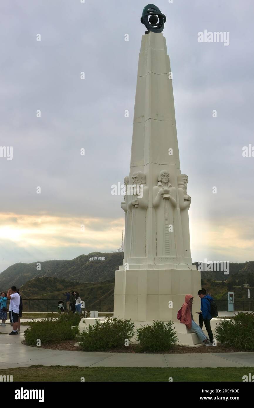Das Astronomers Monument ist eine Hommage an die sechs größten Astronomen aller Zeiten, gekrönt von einer bronzenen Armillarsphäre Griffith Park Los Angeles California USA Stockfoto