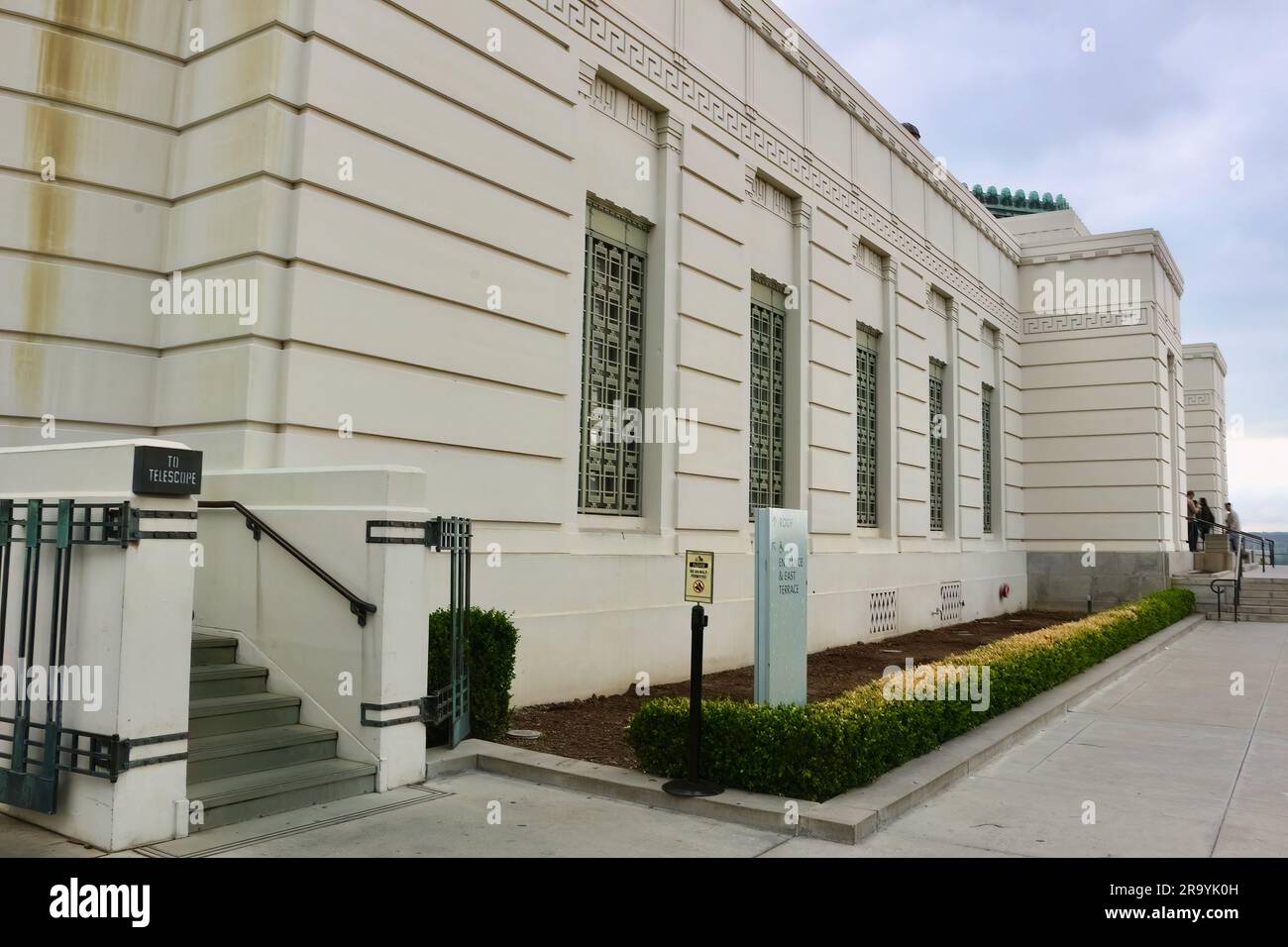 Eingang und Fassade zum Griffith Observatory Mount Hollywood Griffith Park Los Angeles California USA Stockfoto