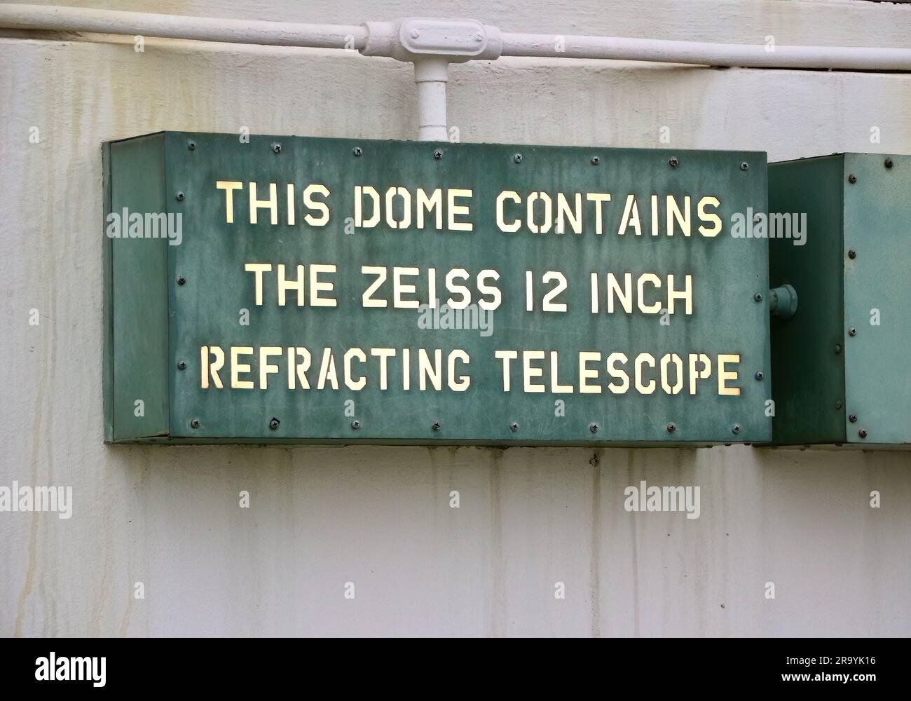 Schild für das 12-Zoll-Zeiss-Refraktionsteleskop und das 9½-Zoll-Refraktionsteleskop Griffith Observatory Los Angeles Kalifornien USA Stockfoto