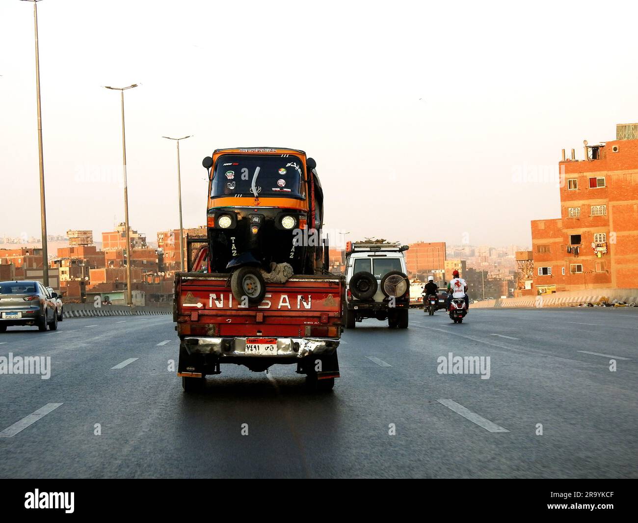 Kairo, Ägypten, Juni 23 2023: Moving Auto Rikscha, Baby Taxi, Mototaxi, Taube, Jonnybee, bajaj, chand gari, Lapa, Tuk-Tuk, tum-tum, Keke-Napp, Maruwa Stockfoto