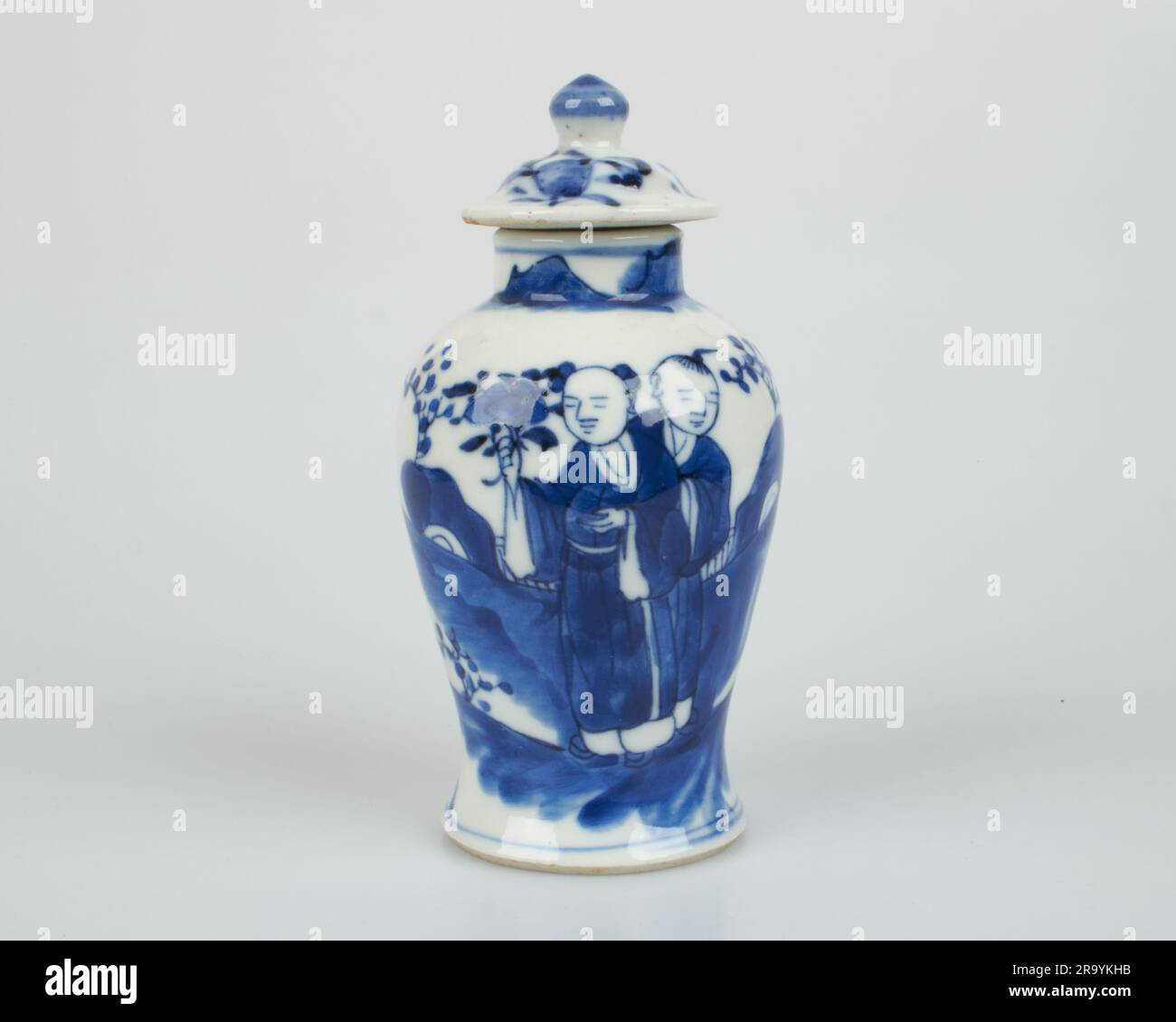Vase und Bezug aus antikem chinesischem blauem und weißem Porzellan Stockfoto