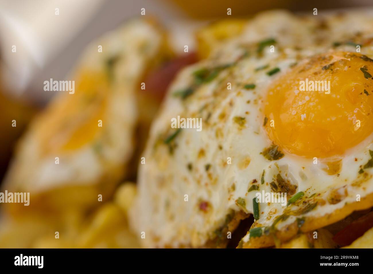 Huevos Rotos – Spanische Spiegeleier und Pommes Frites Stockfoto