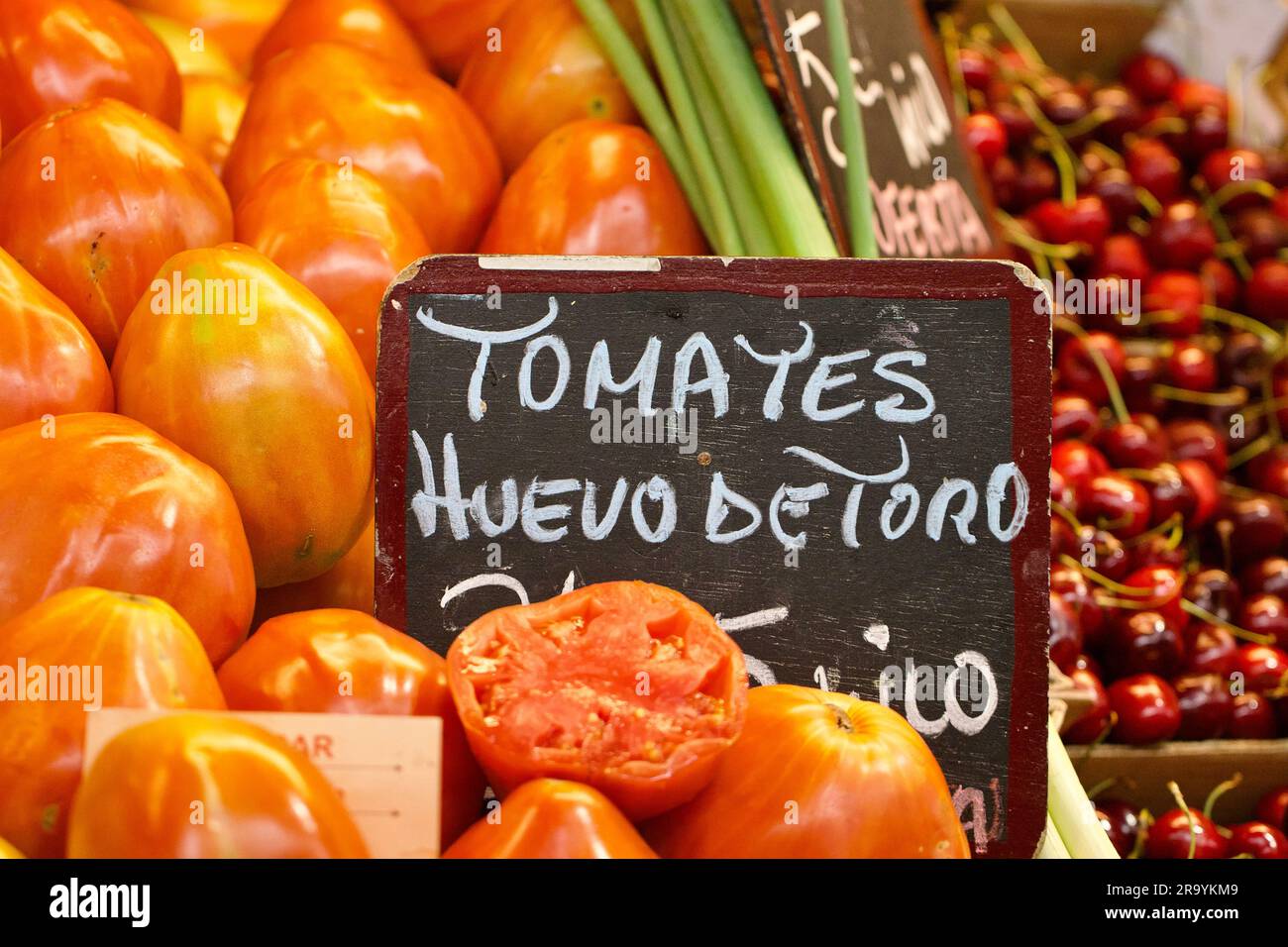 Huevo de Toro Tomaten auf einem spanischen Markt, Malaga, Spanien Stockfoto