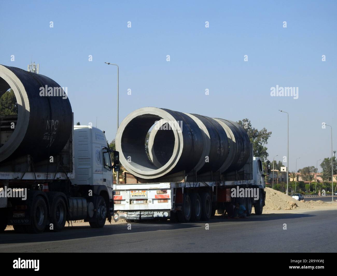 Kairo, Ägypten, Juni 24 2023: Lieferung großer Wasserrohrteile auf einem großen Tieflader-Lkw, Sanitärrohre, Verbesserung der Infrastruktur und Stockfoto