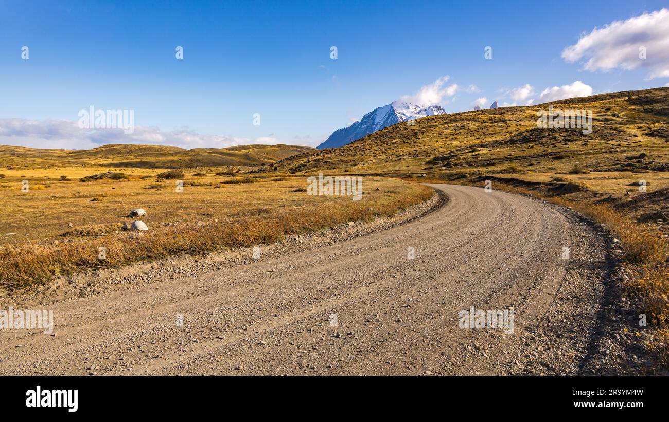 Schotterstraße durch die Pampas Patagoniens zum entfernten Bergmassiv Torres del Paine, Chile, Patagonien, Südamerika Stockfoto
