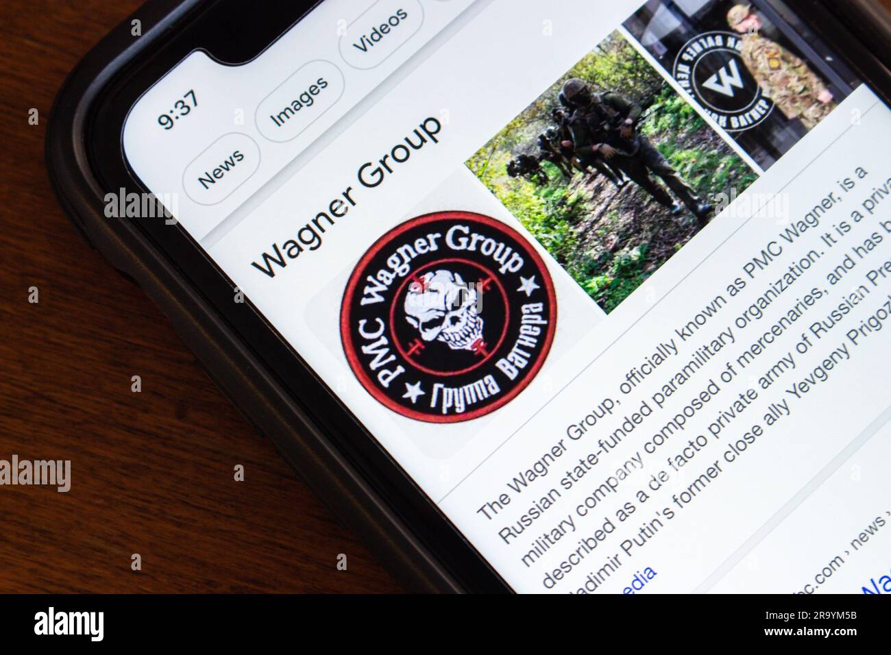 Google-Suchergebnis der Wagner Group auf einem iPhone. Die Wagner Group ist eine staatlich finanzierte russische paramilitärische Organisation (PMC Wagner) Stockfoto