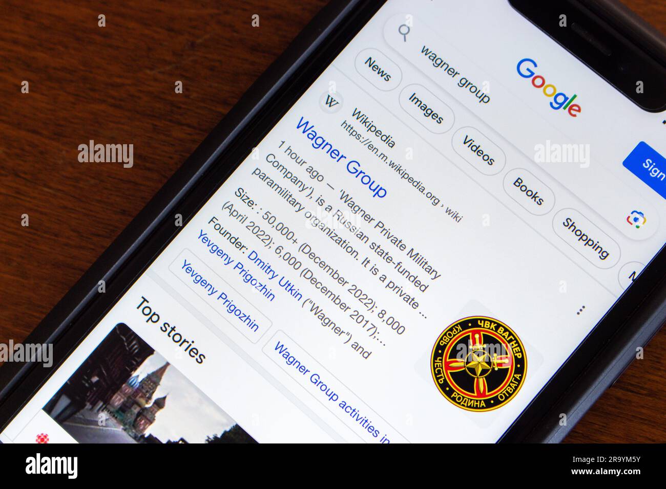 Google-Suchergebnis der Wagner Group auf einem iPhone. Die Wagner Group ist eine staatlich finanzierte russische paramilitärische Organisation (PMC Wagner) Stockfoto