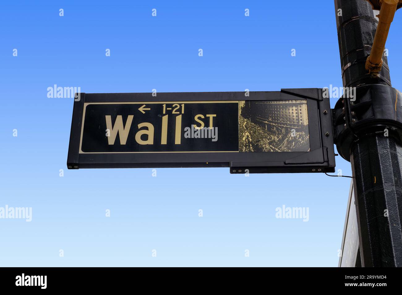 Das Wall Street-Schild am blauen Himmel in Manhattan, New York City, USA Stockfoto