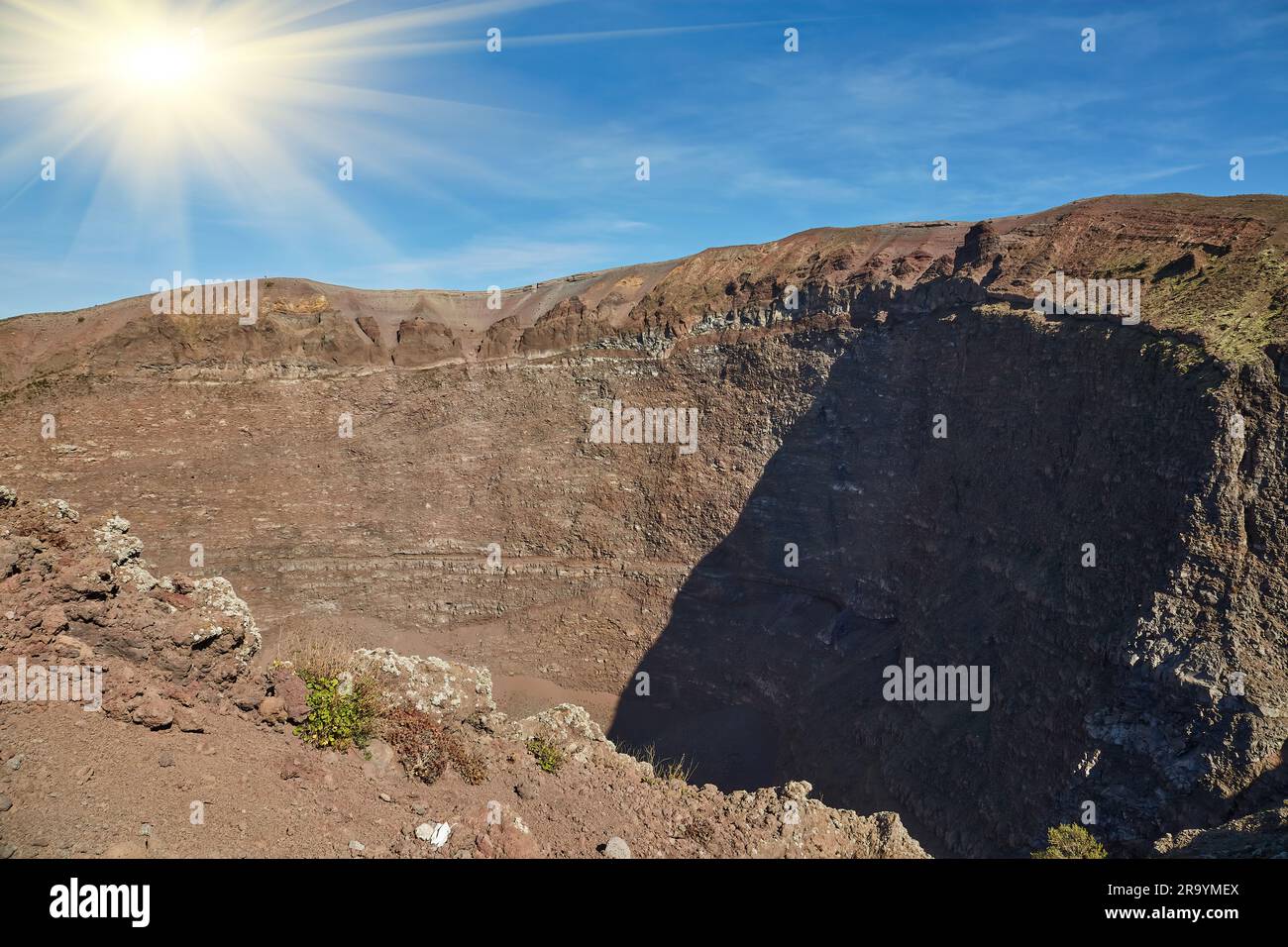 Krater des Vesuv, Neapel, Italien - Blick auf den Wanderweg Stockfoto