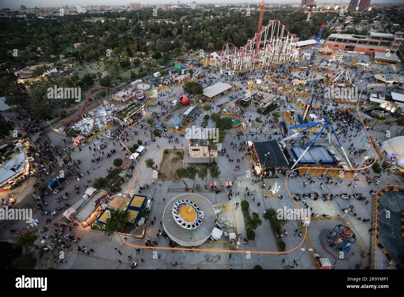 Bagdad, Irak. 29. Juni 2023. Ein allgemeiner Blick auf den Al-Zawraa-Vergnügungspark während der Feierlichkeiten des Eid al-Adha-Urlaubs in Bagdad. Eid al-Adha ist das heiligste Fest im Islam, bei dem Muslime Rinder und Schafe schlachten, um der Bereitschaft des Propheten Ibrahim (Abraham) zu gedenken, seinen Sohn Ishmael zu opfern. Kredit: Ameer Al-Mohammedawi/dpa/Alamy Live News Stockfoto