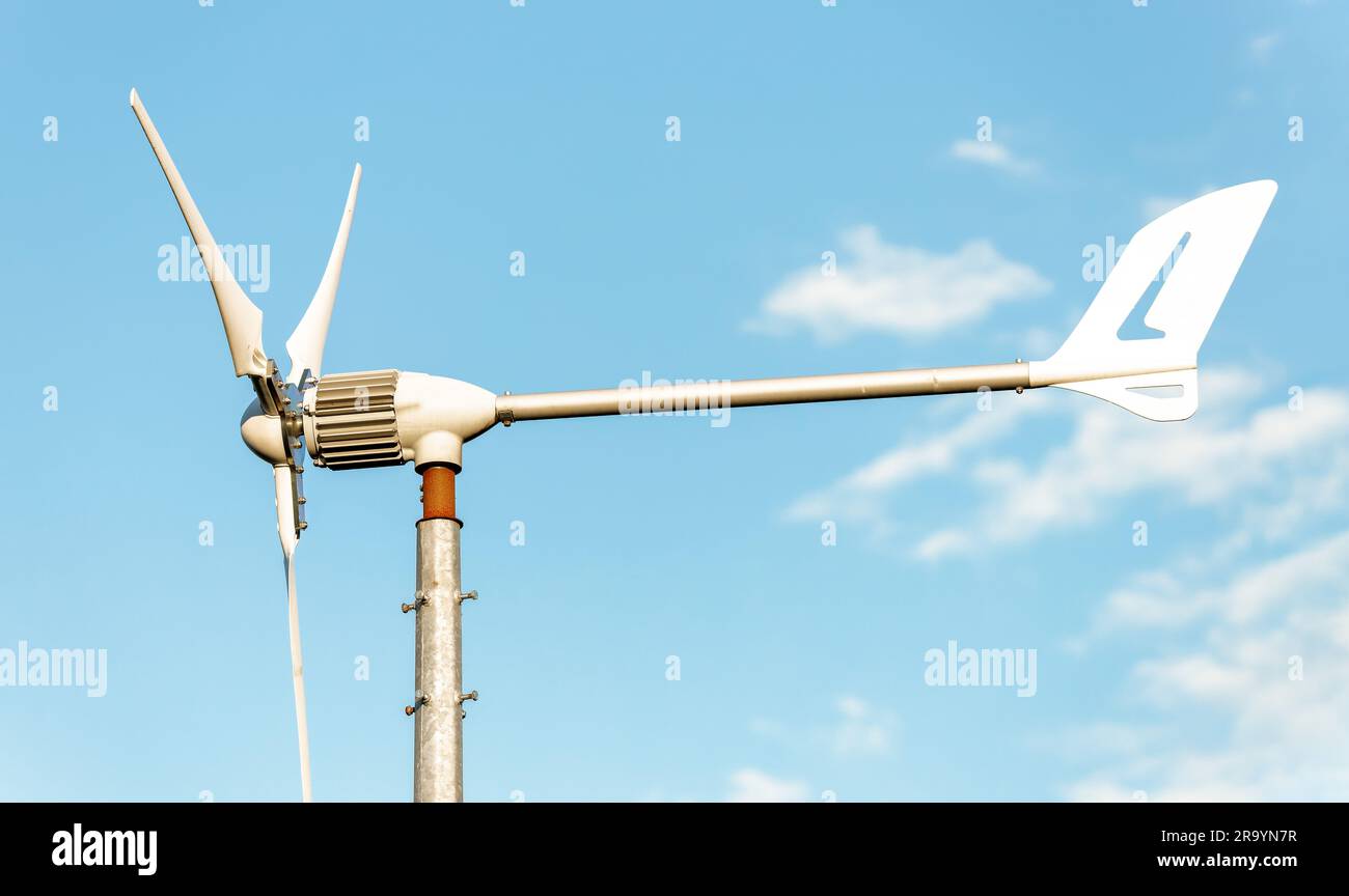 Drehen Sie die Sägeblätter über den blauen Sommerhimmel. Stockfoto