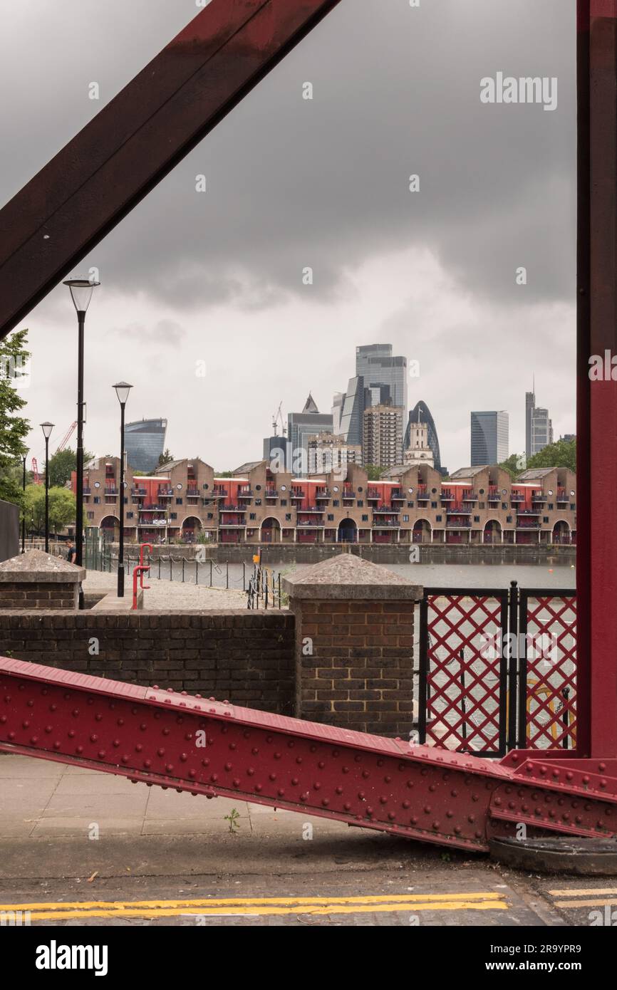 Hotel am Shadwell Basin, und eine graue und düstere Skyline der Stadt London im Hintergrund, London, England, Großbritannien Stockfoto