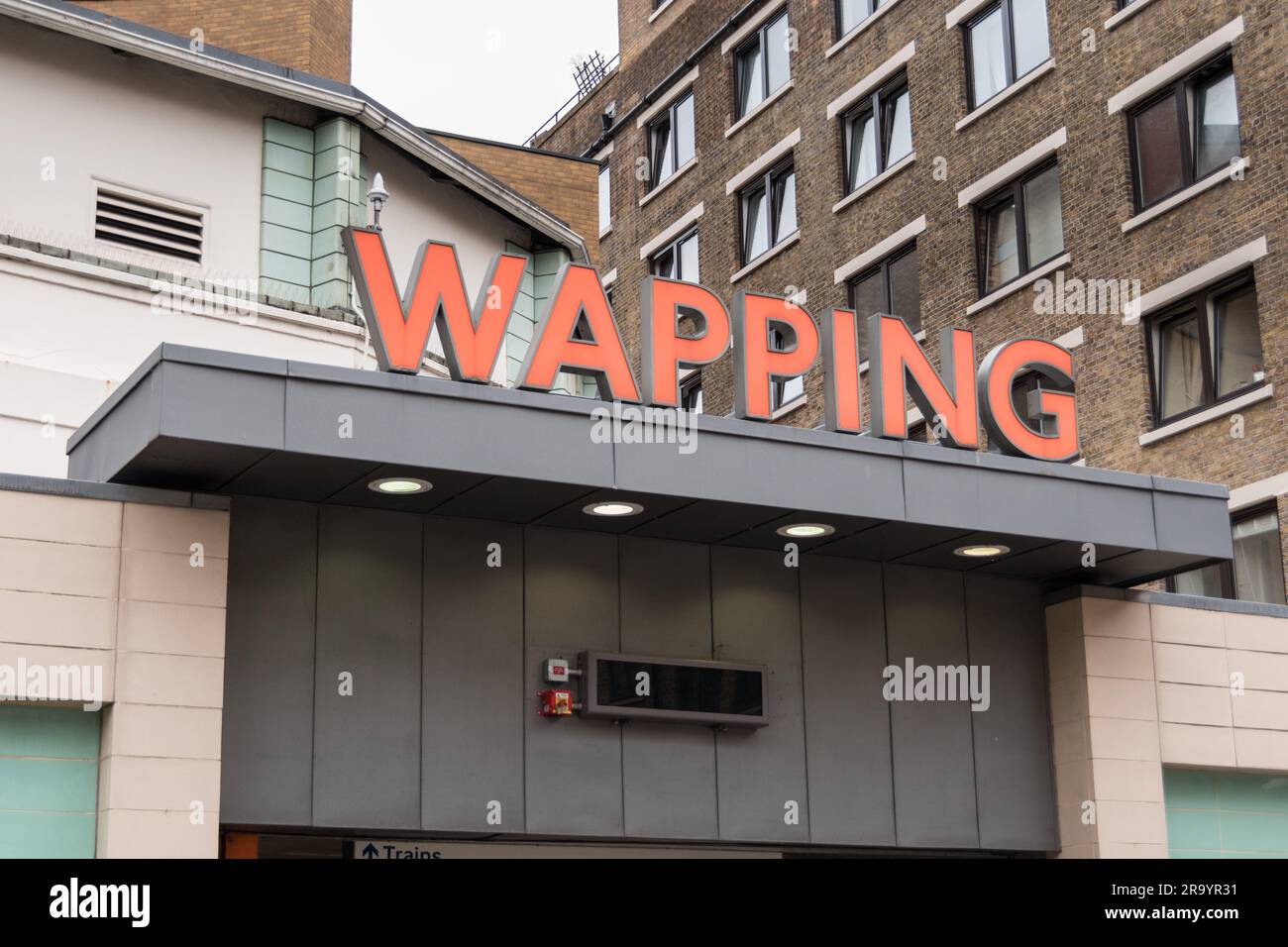 Der Eingang zum Bahnhof Wapping, Meeting House Alley, Poplar, London, E1, England, Großbritannien Stockfoto