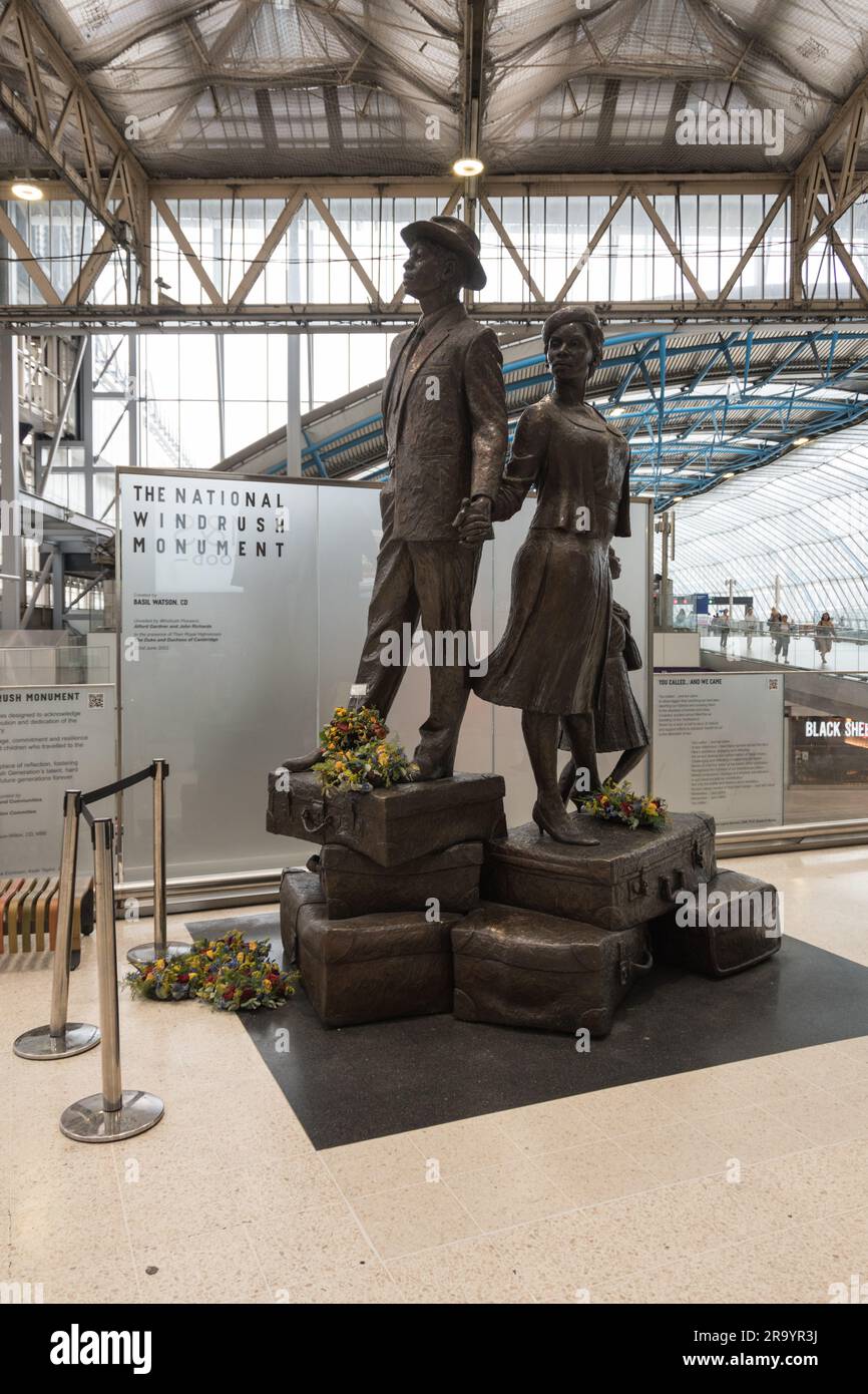 Basil Watson's National Windrush Monument in der Halle von Waterloo Station, Lambeth, London, SE1, England, GROSSBRITANNIEN Stockfoto