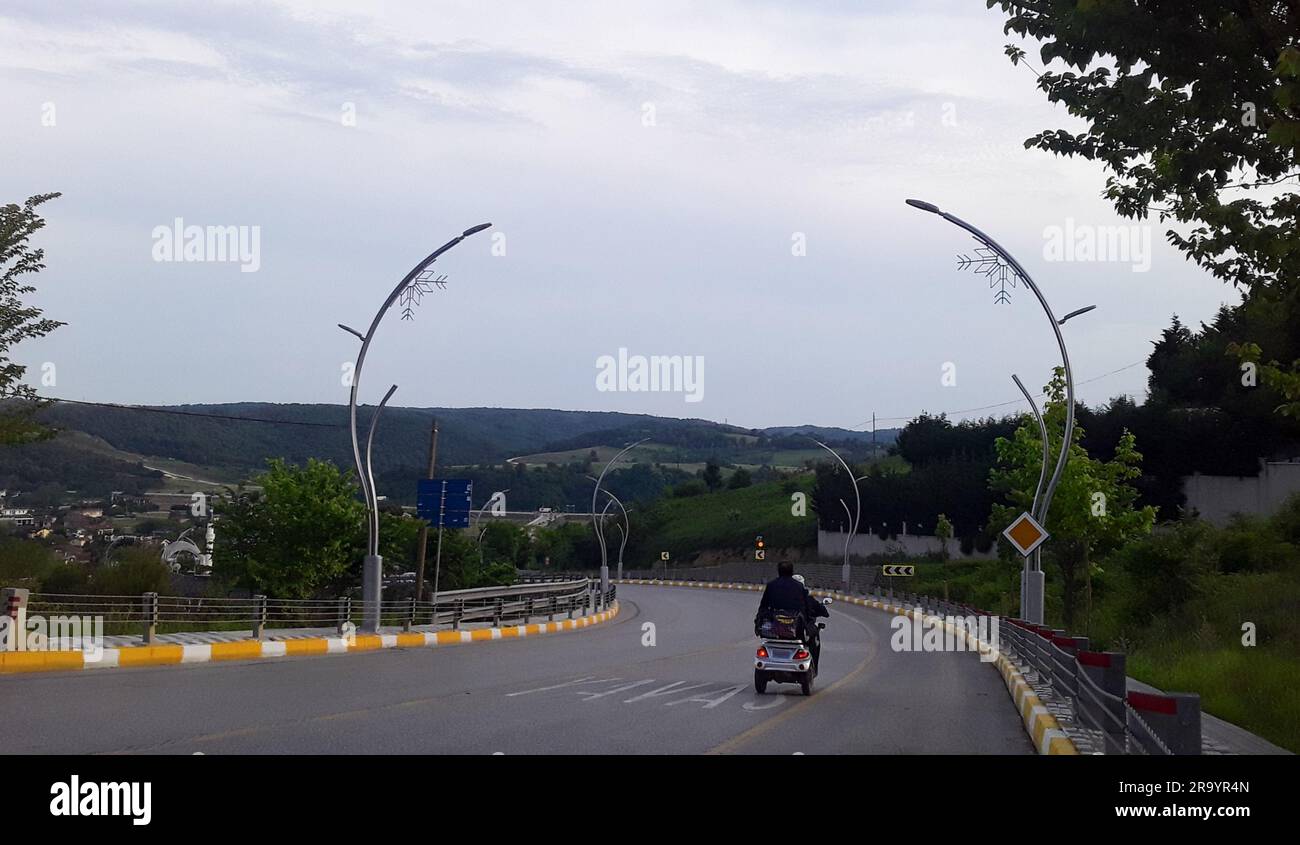 Motorrad, auf der Straße und grüne Hügel. Şile, Istanbul, Türkei. Stockfoto