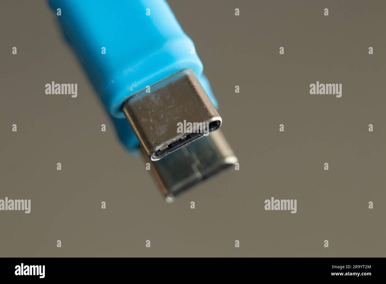 Ladekabel zum Telefon über ein isoliertes Hintergrundmakro Stockfoto