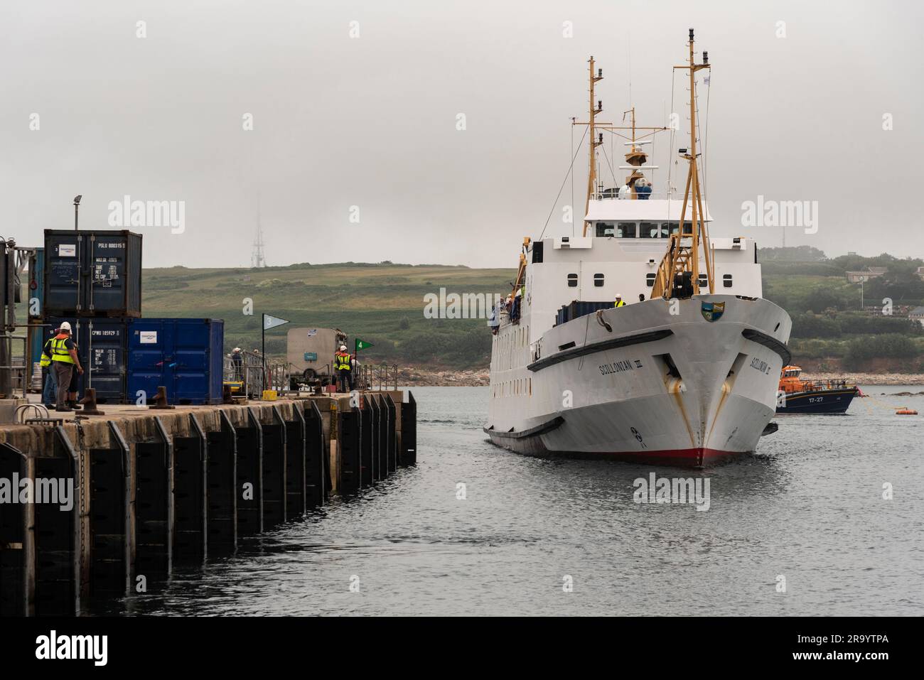 St Marys, Scilly Isles, Großbritannien. 10. Juni 2023 Passagierfähre Scillonian III, die am St. Marys Quay von Penzanze, Cornwall, England auf einer langweiligen Hintertür ankommt Stockfoto