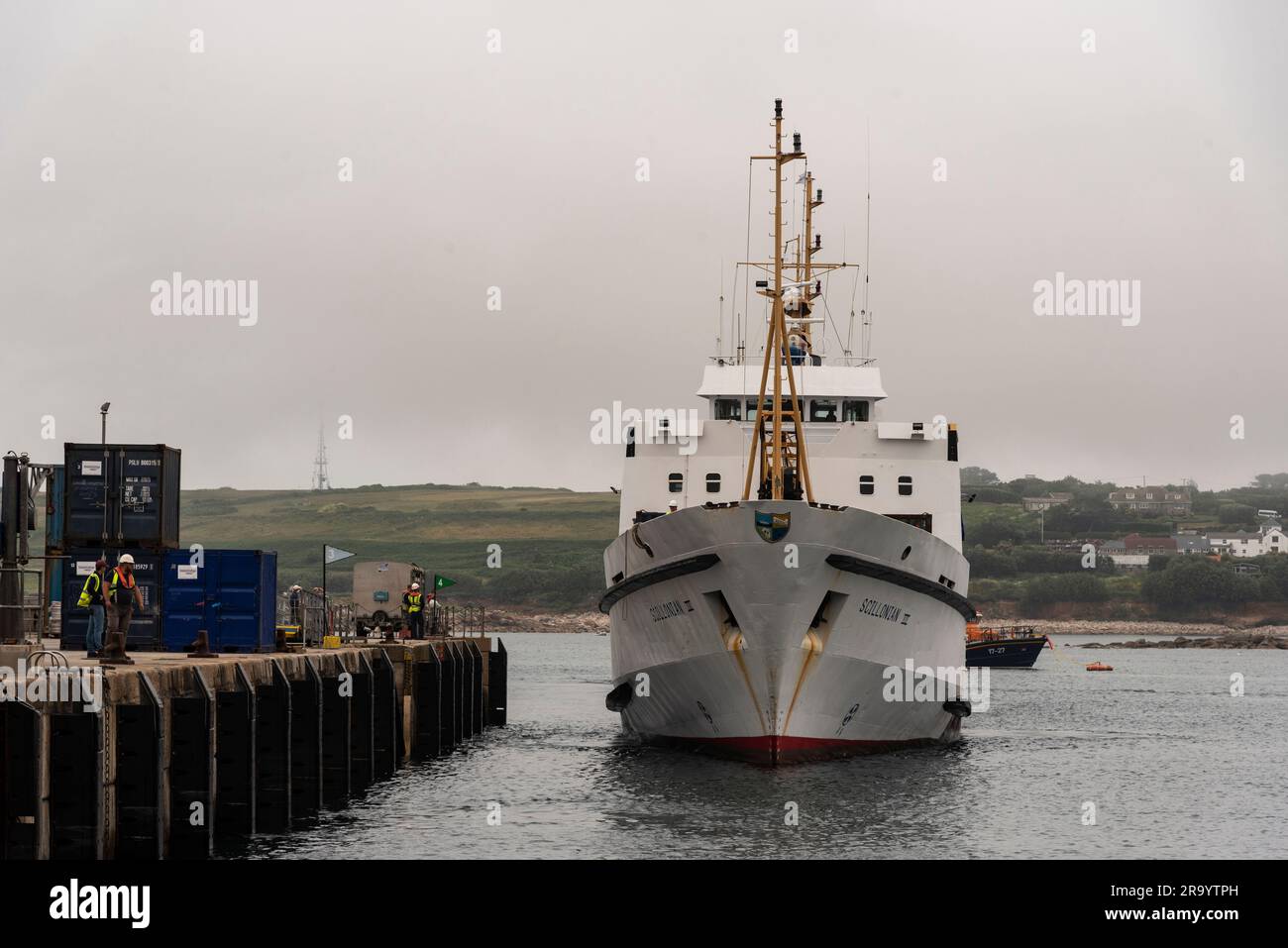 St Marys, Scilly Isles, Großbritannien. 10. Juni 2023 Passagierfähre Scillonian III, die am St. Marys Quay von Penzanze, Cornwall, England auf einer langweiligen Hintertür ankommt Stockfoto