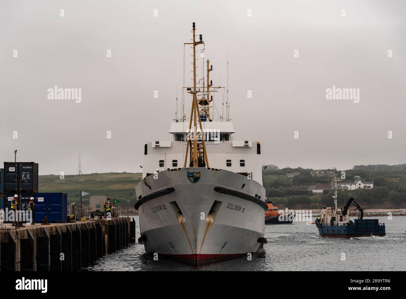 St Marys, Scilly Isles, Großbritannien. 10. Juni 2023 Passagierfähre Scillonian III, die am St. Marys Quay von Penzanze, Cornwall, England auf einer langweiligen Hintertür ankommt Stockfoto