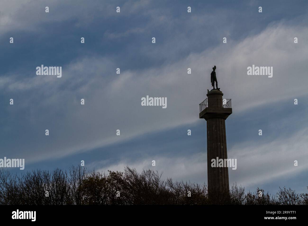 Oben auf dem Marquess of Anglesey's Column Llanfairpg, Anglesey, North Wales, Landschaftskopie links. Stockfoto