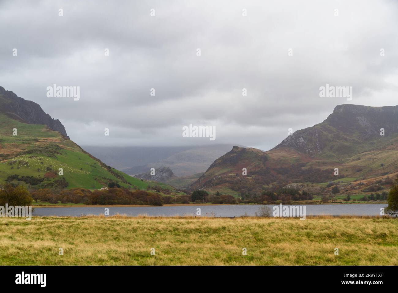 Lake oder Llyn Nantlle Richtung Drws-y-Coed mit Snowdon oder Yr Wyddfa unter Wolken, Landschaft Stockfoto