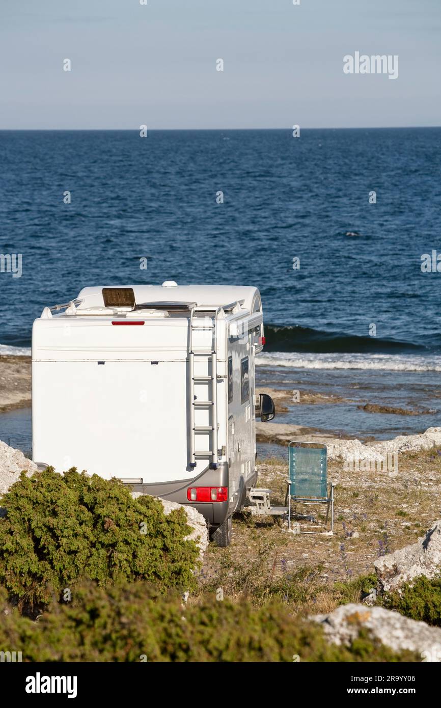 Rückansicht eines Wohnwagens am Strand am Meer. Gotland Island, Schweden. Stockfoto