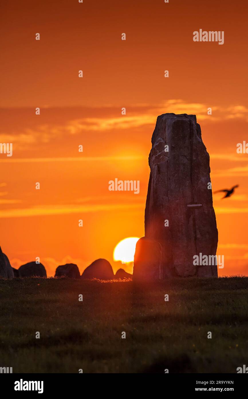 ALE's Stones und Flying Bird bei Sonnenuntergang. Kaseberga, Skane Schweden. Stockfoto