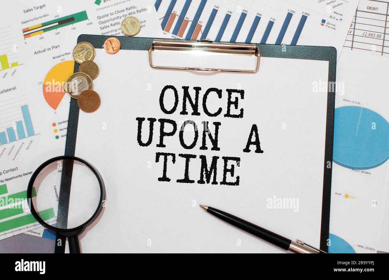 Es war einmal ein Text auf weißem Papier auf zerrissenem Handwerkspapier. Stockfoto