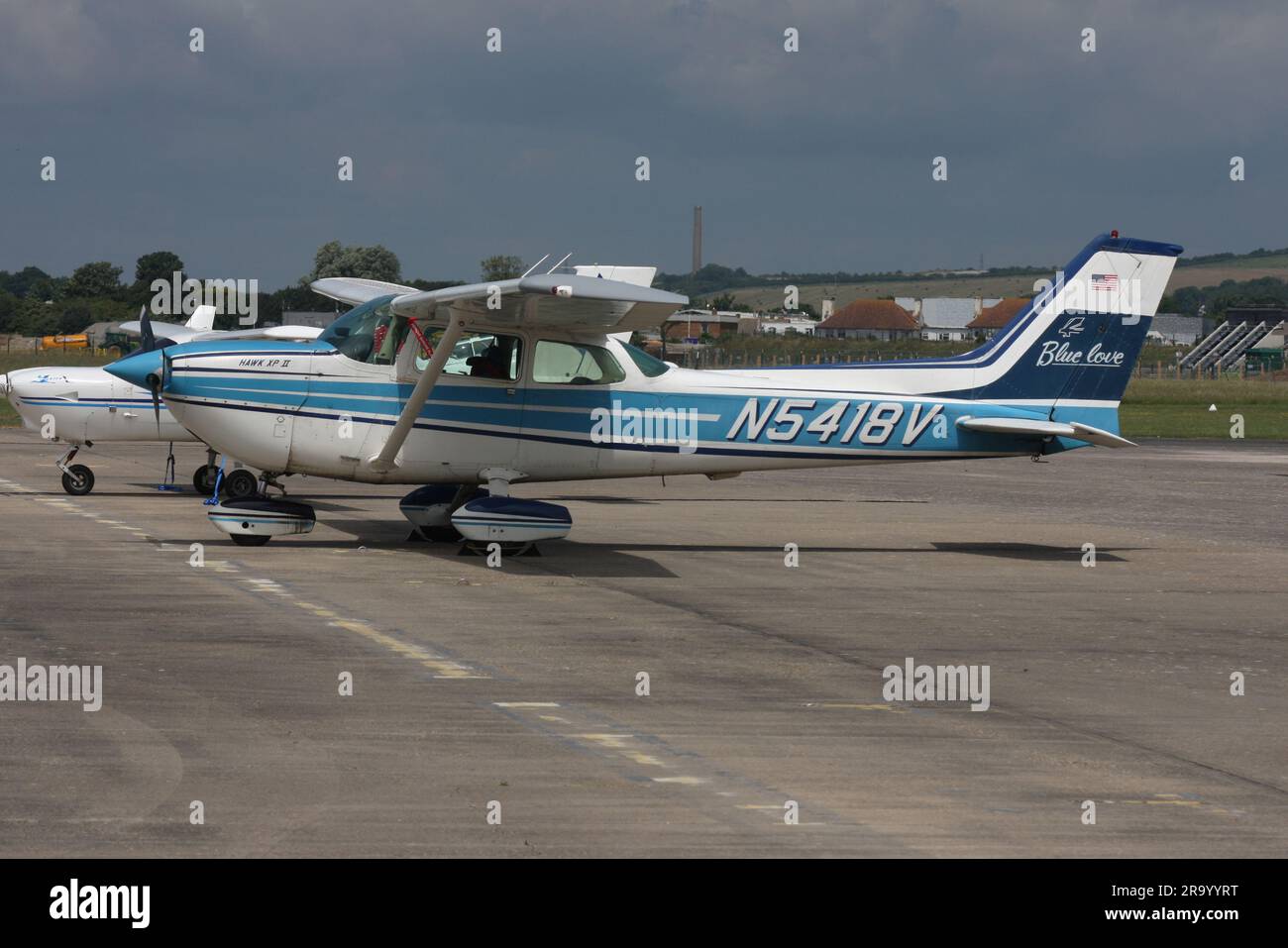 Ein Cessna 172 Hawk namens Blue Love am Brighton City Airport Shoreham Sussex England Stockfoto