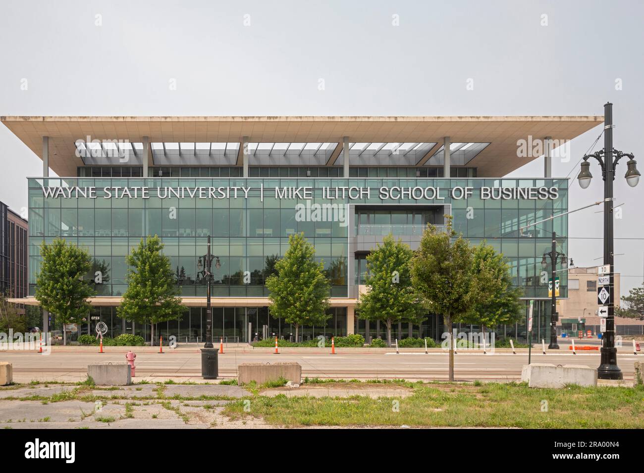 Detroit, Michigan - Mike Ilitch School of Business der Wayne State University. Mike Ilitch, der 2017 starb, gründete Little Caesars Pizza und besaß das Stockfoto