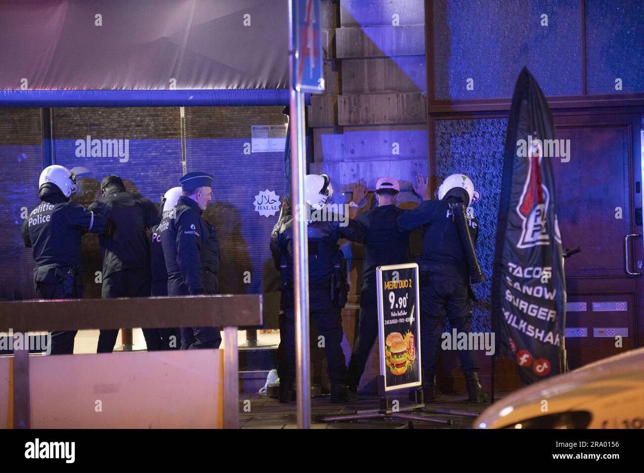 Brüssel, Belgien. 29. Juni 2023. Der Ort der Unruhen in der Nähe des Anneessens-Platzes in Brüssel, Donnerstag, den 29. Juni 2023. Es gab Unruhen, nachdem Menschen über soziale Medien Proteste angefordert hatten, um dem 17-jährigen Nahel zu gedenken, der starb, nachdem er von einem Polizisten in Nanterre, Frankreich, erschossen wurde. BELGA FOTO HATIM KAGHAT Kredit: Belga News Agency/Alamy Live News Stockfoto