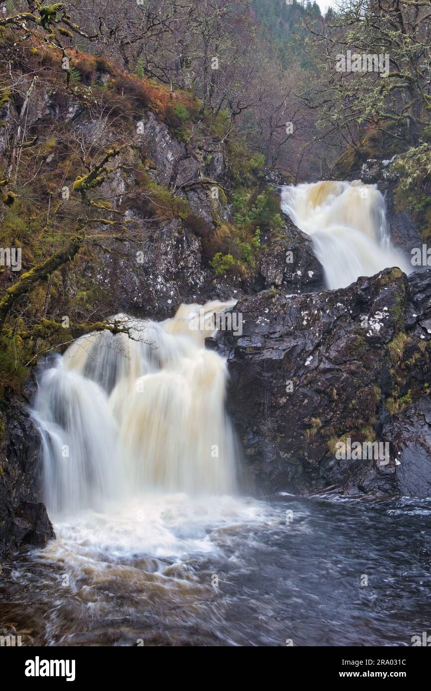 Ein malerischer Blick auf den EAS Chia-AIG-Wasserfall in Schottland nach einem Regenschauer Stockfoto