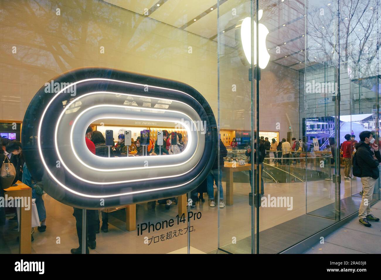 Apple Store in der Nähe von Harajuku, Tokio, für das neue iPhone werben Stockfoto