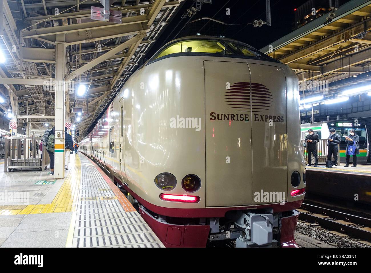 Abfahrt des Sunrise Express, des letzten Nachtzugs in Japan, vom Bahnhof Tokio Stockfoto