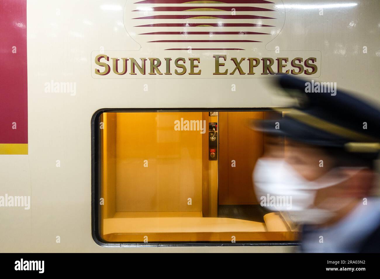 Zugführer, der Kontrollen während der Abfahrt des Sunrise Express, des letzten Nachtzugs in Japan, vom Bahnhof Tokio aus durchführt Stockfoto