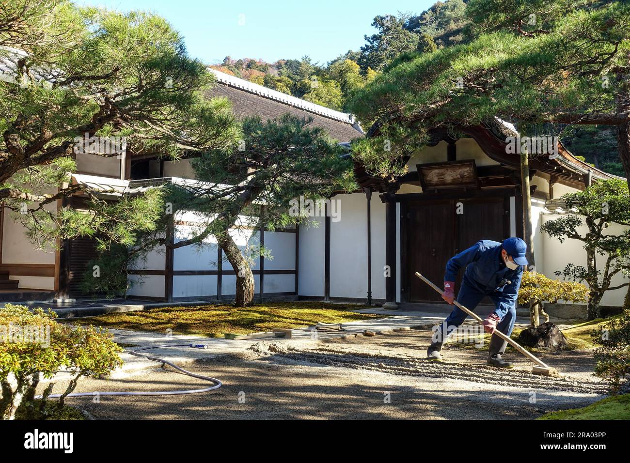 Gärtner bereitet den Zen-Garten im Silver Pavillon (Ginkakuji-Tempel) in Kyoto, Japan vor Stockfoto