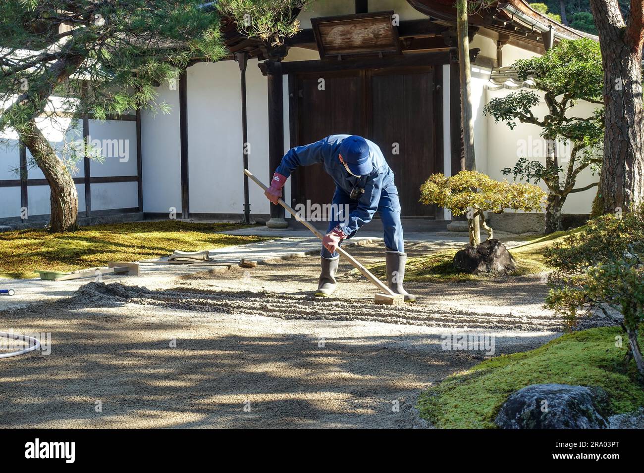 Gärtner bereitet den Zen-Garten im Silver Pavillon (Ginkakuji-Tempel) in Kyoto, Japan vor Stockfoto