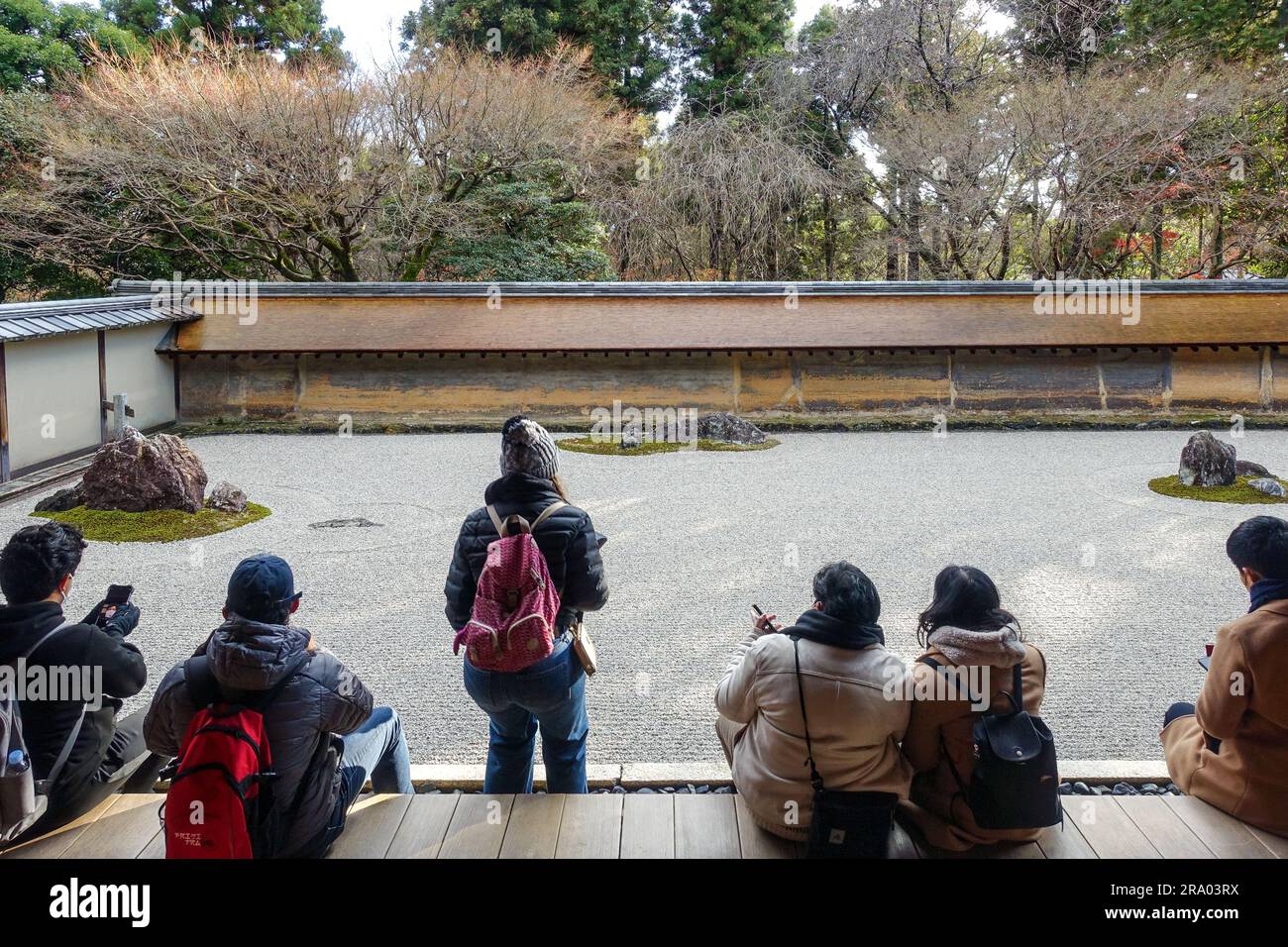 Besucher beobachten den Zen-Garten von Ryoan-JI, Kyoto, Japan Stockfoto