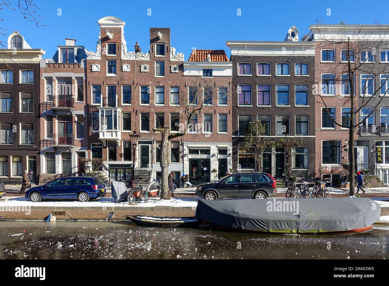 Gefrorene Kanäle im Stadtzentrum von Amsterdam, Niederlande Stockfoto