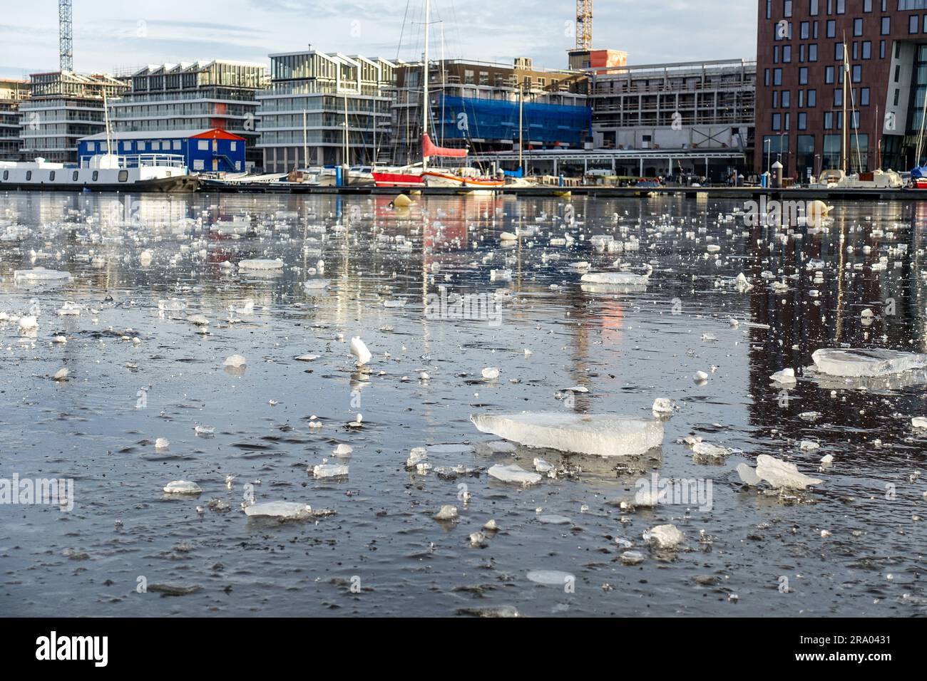 Boote auf den gefrorenen Kanälen von Amsterdam an einem kalten Wintertag im Februar 2021 Stockfoto