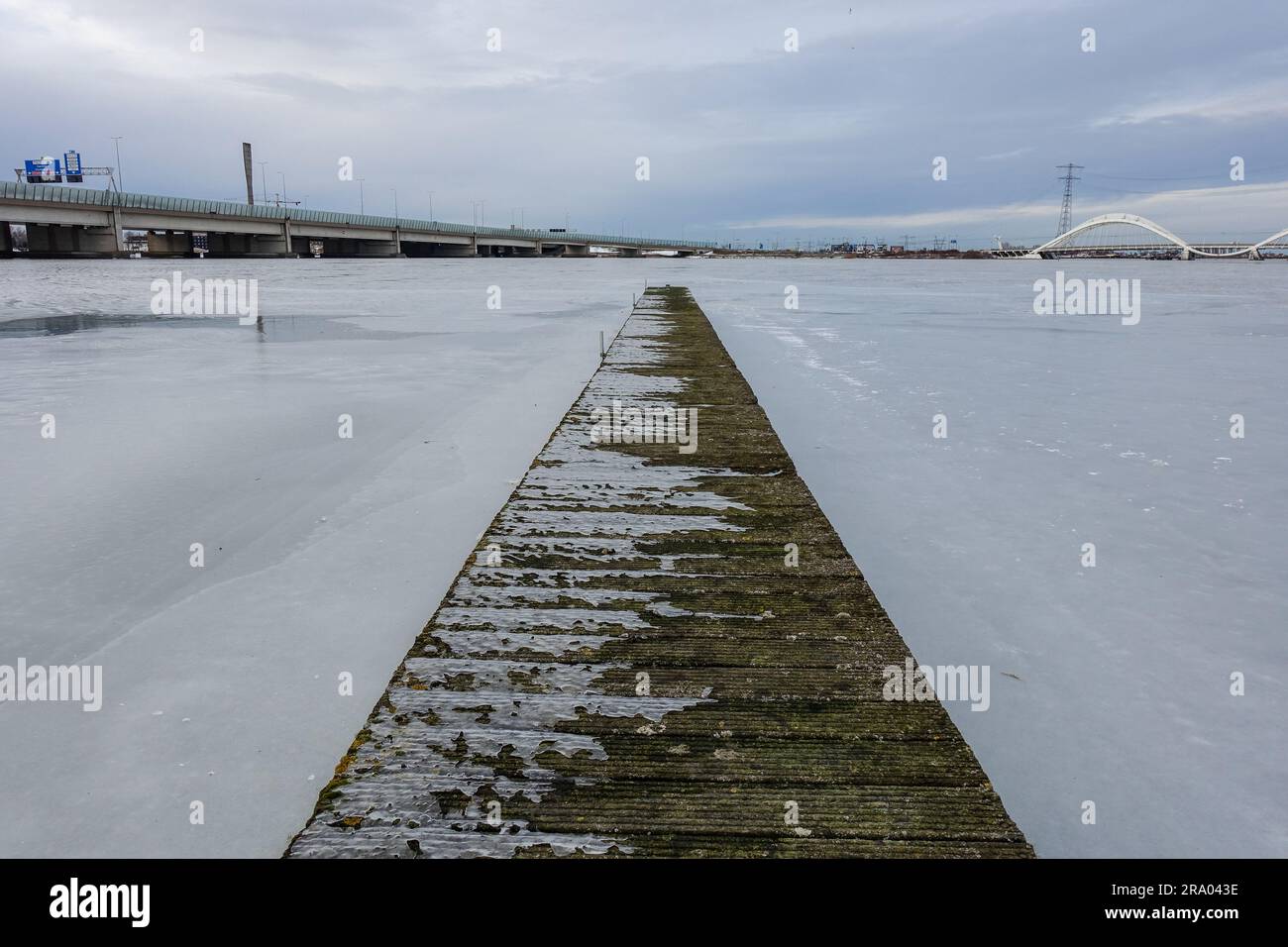 Winter in Amsterdam, Eis auf dem Wasser nahe der Enneüs Heerma Brücke (Niederländisch: Enneüs Heermabrug), die das Zeeburgereiland Steigereiland verbindet Stockfoto