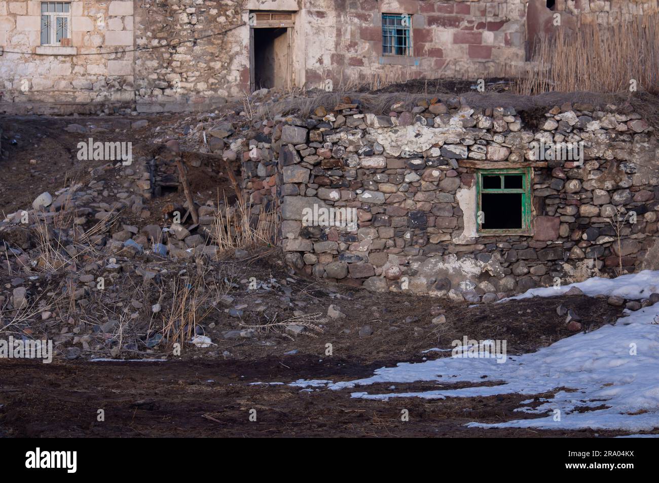 Vorderansicht der alten Steinhäuser in einem verlassenen Dorf. Türkiye: Traditionelles Steinhaus in Ardahan Stockfoto