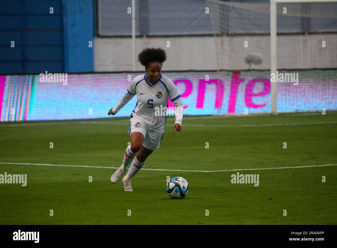 Aviles, Spanien, 30. Juni 2023: Panamas Spieler Yomira Pinzon (5) mit dem Ball während des Freundschaftsspiels zwischen Spanien und Panama am 30. Juni 2023 im Roman Suarez Puerta Stadium in Aviles, Spanien. Alberto Brevers/Alamy Live News Stockfoto